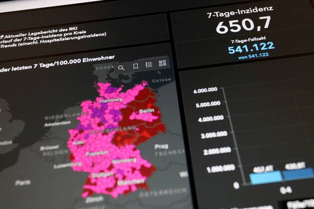 Dashboard des RKI, die 7-Tage-Inzidenz liegt nun bei 650,7 7-Tage-Inzidenz, Dashboard des RKI auf einem Monitor am 04.07.2022 in Siegen Deutschland.