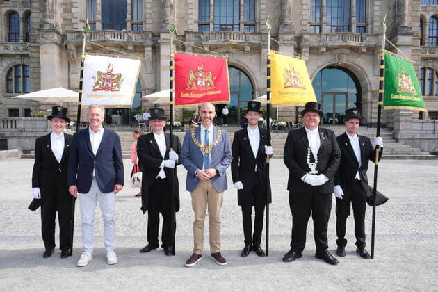 Bilder des Jahres 2022, Entertainment 07 Juli Entertainment Themen der Woche KW26 News Bilder des Tages Vanessa Smorra, Christian Wulff, Torsten Tegtmeier, Belit Onay, Sebastian Witte, Rolf Franke und Julius Torben Stamkort beim Schützenausmarsch zum 493. Schützenfest in der Innenstadt. Hannover, 03.07.2022 *** Vanessa Smorra, Christian Wulff, Torsten Tegtmeier, Belit Onay, Sebastian Witte, Rolf Franke and Julius Torben Stamkort at the Schützenausmarsch for the 493 Schützenfest in downtown Hannover, 03 07 2022 Foto:xU.xStammx xFuturexImage