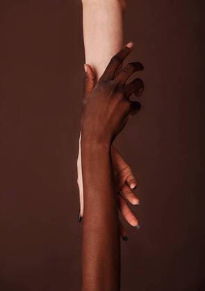 Creative Highlights Symbolbilder Unrecognizable women s hands against a brown background Copyright: xxArtemxVarnitsinx