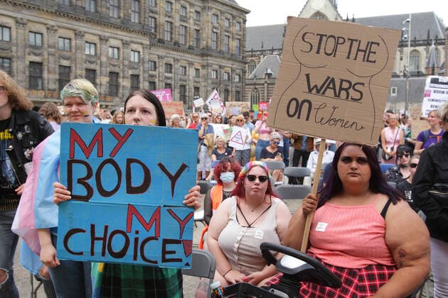 IMAGO Creative: Tag der Menschenrechte am 10. Dezember Women activists and supporters hold placards during protest In solidarity of abortion rights at the Dam square on July 2, 2022 in Amsterdam,Netherlands. Thousands of people gather central Amsterdam to protest in support of abortion rights against the Supreme Court s draft decision to abolish the federal right to abortion. Amsterdam Netherlands Copyright: xPauloxAmorimx amp20220702_004