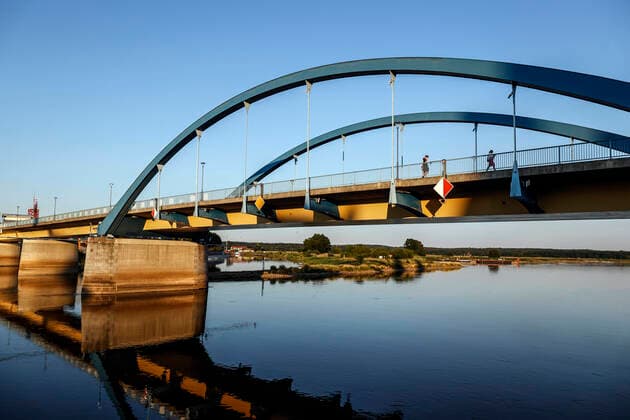 Franhkfurt Oder Frankfurt Oder, 03.07.2022 - Fussgaenger auf der Grenzbruecke zwischen Frankfurt Oder und der polnischen Stadt Slubice. Frankfurt Oder Brandenburg Deutschland