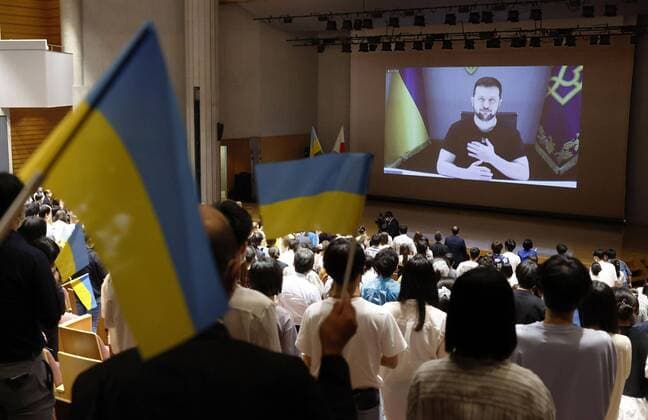 News Themen der Woche KW27 News Bilder des Tages Online lecture by Ukrainian Pres. Zelenskyy Students welcome Ukrainian President Volodymyr Zelenskyy (on screen) with a standing ovation at Toyo University s Hakusan Campus in Tokyo as he prepares to give an online lecture on July 4, 2022.  A14AA0001310214P