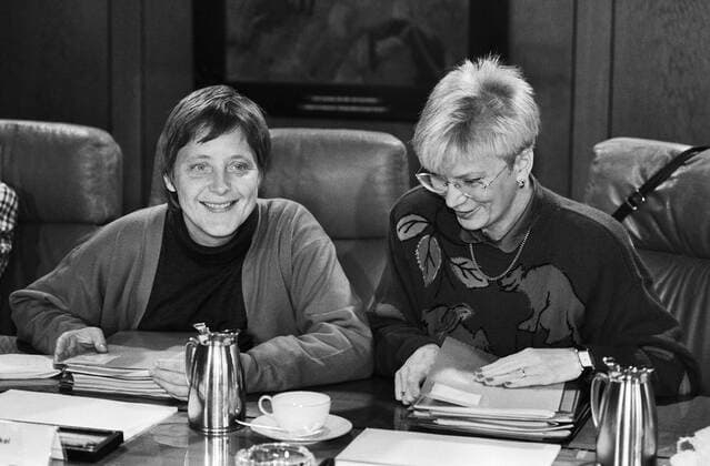 Deutschland, Bonn, 30.09.1991. Archiv.: 29-13-13 Kabinettssitzung Foto: Angela Merkel im Gespräch mit Gerda Hasselfeldt Angela Merkel *** Germany, Bonn, 30 09 1991 archive 29 13 13 cabinet meeting photo Angela Merkel talking with Gerda Hasselfeldt Angela Merkel