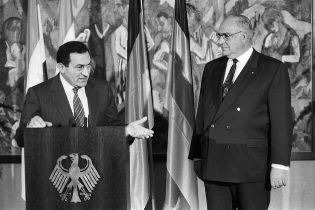 Deutschland, Bonn, 30.09.1991. Archiv.: 29-17-07 Ägyptens Praesident Mubarak in Bonn Foto: Hosni Mubarak und Bundeskanzler Helmut Kohl Hosni Mubarak *** Germany, Bonn, 30 09 1991 Archive 29 17 07 Egypts President Mubarak in Bonn Photo Hosni Mubarak and Chancellor Helmut Kohl Hosni Mubarak
