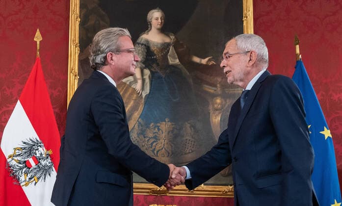 News Themen der Woche KW27 News Bilder des Tages 20220704 Angelobung des neuen Landeshauptmanns der Steiermark WIEN, OESTERREICH - 4. JUNI: Landeshauptmann der Steiermark Christopher Drexler (OEVP) bei seiner Angelobung und Bundespraesident Alexander van der Bellen in der Hofburg am 4. Juni 2022 in Wien, Oesterreich. 220704_SEPA_32_032 Copyright: xMartinxJuenx SEPAxMedia