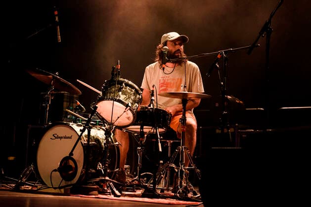 Big Thief Konzert in Berlin Die US-amerikanische Band Big Thief gab am 04.07..2022 ein ausverkauftes Konzert im Berliner Huxleys Neue Welt. Im Bild James Krivchenia am Schlagzeug., Berlin Berlin Deutschland Neukölln