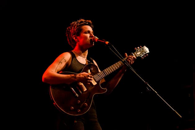 Big Thief Konzert in Berlin Die US-amerikanische Band Big Thief gab am 04.07..2022 ein ausverkauftes Konzert im Berliner Huxleys Neue Welt. Im Bild Sängerin und Gitarristen Adrianne Elizabeth Lenker., Berlin Berlin Deutschland Neukölln