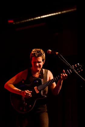 Big Thief Konzert in Berlin Die US-amerikanische Band Big Thief gab am 04.07..2022 ein ausverkauftes Konzert im Berliner Huxleys Neue Welt. Im Bild Sängerin und Gitarristen Adrianne Elizabeth Lenker., Berlin Berlin Deutschland Neukölln