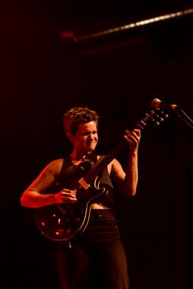 Big Thief Konzert in Berlin Die US-amerikanische Band Big Thief gab am 04.07..2022 ein ausverkauftes Konzert im Berliner Huxleys Neue Welt. Im Bild Sängerin und Gitarristen Adrianne Elizabeth Lenker., Berlin Berlin Deutschland Neukölln