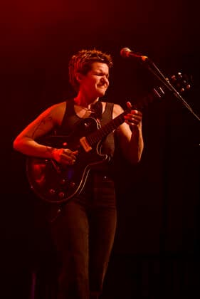 Big Thief Konzert in Berlin Die US-amerikanische Band Big Thief gab am 04.07..2022 ein ausverkauftes Konzert im Berliner Huxleys Neue Welt. Im Bild Sängerin und Gitarristen Adrianne Elizabeth Lenker., Berlin Berlin Deutschland Neukölln