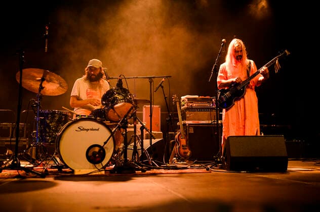 Big Thief Konzert in Berlin Die US-amerikanische Band Big Thief gab am 04.07..2022 ein ausverkauftes Konzert im Berliner Huxleys Neue Welt. Im Bild James Krivchenia am Schlagzeug und Max Oleartchik am Bass., Berlin Berlin Deutschland Neukölln