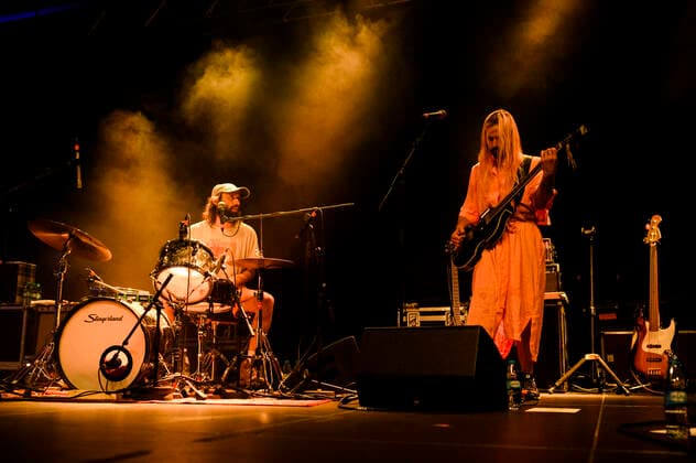 Big Thief Konzert in Berlin Die US-amerikanische Band Big Thief gab am 04.07..2022 ein ausverkauftes Konzert im Berliner Huxleys Neue Welt. Im Bild James Krivchenia am Schlagzeug und Max Oleartchik am Bass., Berlin Berlin Deutschland Neukölln