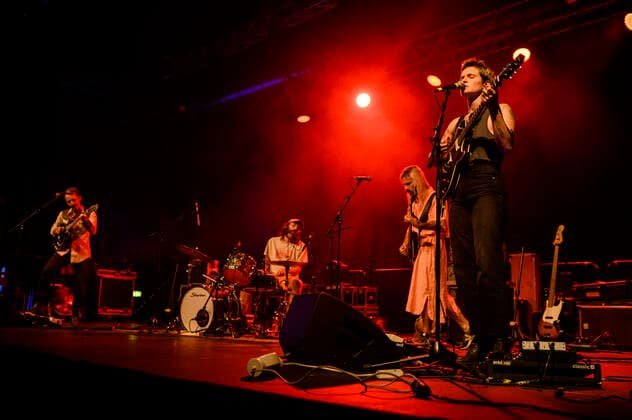Entertainment Bilder des Tages Big Thief Konzert in Berlin Die US-amerikanische Band Big Thief gab am 04.07..2022 ein ausverkauftes Konzert im Berliner Huxleys Neue Welt. Im Bild Sängerin und Gitarristen Adrianne Elizabeth Lenker, Max Oleartchik am Bass, James Krivchenia am Schlagzeug und Alexander Buckley Meek an der Gitarre., Berlin Berlin Deutschland Neukölln