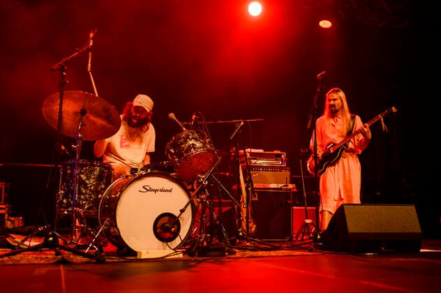 Big Thief Konzert in Berlin Die US-amerikanische Band Big Thief gab am 04.07..2022 ein ausverkauftes Konzert im Berliner Huxleys Neue Welt. Im Bild James Krivchenia am Schlagzeug und Max Oleartchik am Bass., Berlin Berlin Deutschland Neukölln