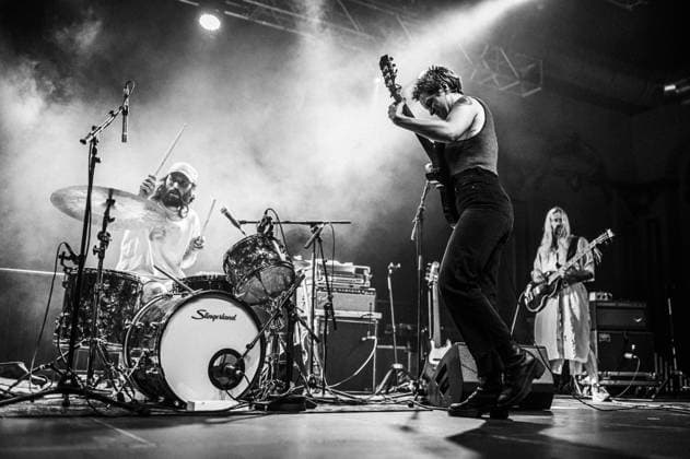 Big Thief Konzert in Berlin Die US-amerikanische Band Big Thief gab am 04.07..2022 ein ausverkauftes Konzert im Berliner Huxleys Neue Welt. Im Bild Sängerin und Gitarristen Adrianne Elizabeth Lenker, Max Oleartchik am Bass und James Krivchenia am Schlagzeug., Berlin Berlin Deutschland Neukölln
