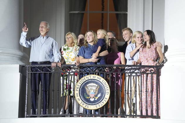 Bilder des Jahres 2022, Entertainment 07 Juli Entertainment Themen der Woche KW27 Entertainment Bilder des Tages July 4, 2022, Washington, District of Columbia, USA: United States President Joe Biden, first lady Dr. Jill Biden and members of the Biden family watch fireworks from the Truman Balcony of the White House in Washington, DC at a celebration for military families on Monday, July 4, 2022. Earlier the President made remarks on patriotism and on the mass shootings in Highland Park, Illinois Washington USA - ZUMAs152 20220704_zaa_s152_061 Copyright: xChrisxKleponisx-xPoolxviaxCNPx