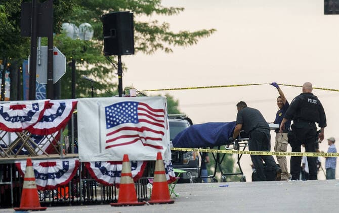 Bilder des Jahres 2022, News 07 Juli News Themen der Woche KW27 News Bilder des Tages July 4, 2022: A body is transported from the scene of a mass shooting during the July 4th holiday weekend Monday, July 4, 2022, in Highland Park, Ill. - ZUMAm67_ 20220704_zaf_m67_098 Copyright: xArmandoxL.xSanchezx