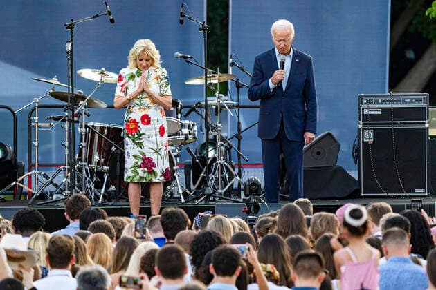 Bilder des Jahres 2022, News 07 Juli News Themen der Woche KW27 News Bilder des Tages July 4, 2022, Washington, District of Columbia, USA: President JOE BIDEN and First Lady JILL BIDEN hold a moment of silence for victims of a mass shooting in Highland Park, Illinois at a Fourth of July barbecue for military families on the South Lawn of the White House in Washington, D.C. July 4, 2022. Washington USA - ZUMAs222 20220704_znp_s222_068 Copyright: xDominickxSokotoffx