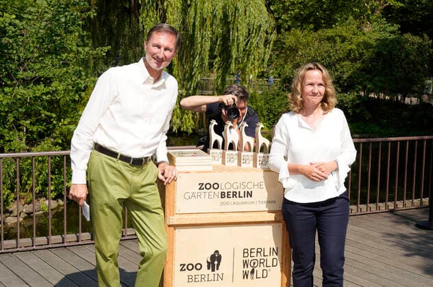 Andreas Knieriem und Steffi Lemke bei der Verleihung des Artenschutzpreises 2022 im Zoo Berlin. Berlin, 05.07.2022
