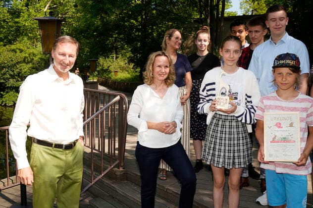 Andreas Knieriem und Steffi Lemke mit den Preisträgern bei der Verleihung des Artenschutzpreises 2022 im Zoo Berlin. Berlin, 05.07.2022