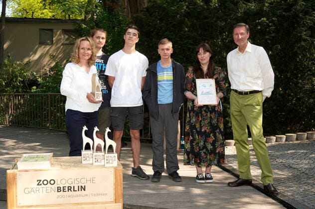 Steffi Lemke und Andreas Knieriem mit den Preisträgern bei der Verleihung des Artenschutzpreises 2022 im Zoo Berlin. Berlin, 05.07.2022