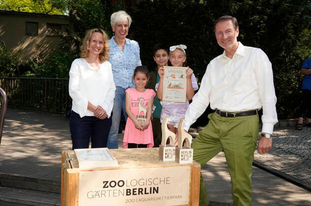 Steffi Lemke und Andreas Knieriem mit den Preisträgern bei der Verleihung des Artenschutzpreises 2022 im Zoo Berlin. Berlin, 05.07.2022
