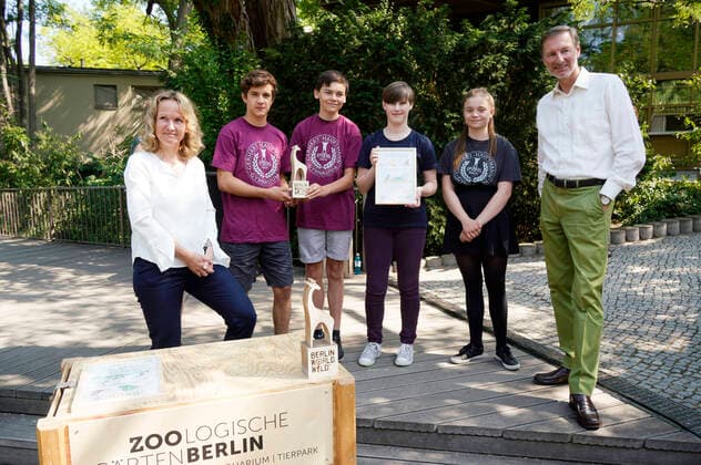 Steffi Lemke und Andreas Knieriem mit den Preisträgern bei der Verleihung des Artenschutzpreises 2022 im Zoo Berlin. Berlin, 05.07.2022