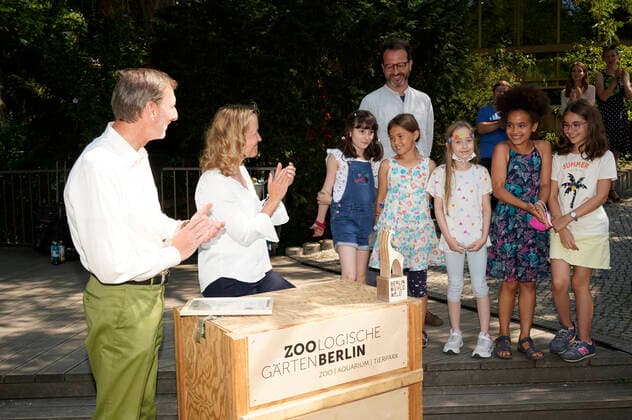 Steffi Lemke und Andreas Knieriem mit den Preisträgern bei der Verleihung des Artenschutzpreises 2022 im Zoo Berlin. Berlin, 05.07.2022