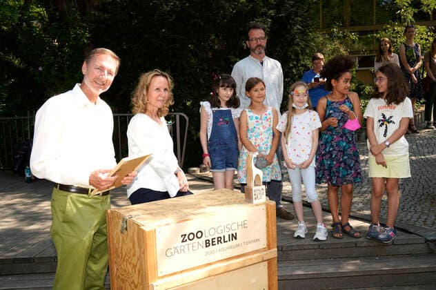 Andreas Knieriem und Steffi Lemke mit den Preisträgern bei der Verleihung des Artenschutzpreises 2022 im Zoo Berlin. Berlin, 05.07.2022