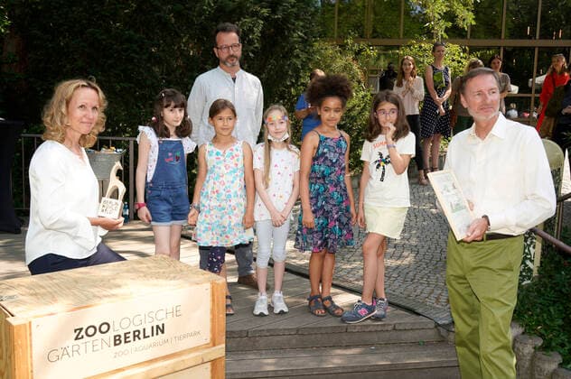 Steffi Lemke und Andreas Knieriem mit den Preisträgern bei der Verleihung des Artenschutzpreises 2022 im Zoo Berlin. Berlin, 05.07.2022