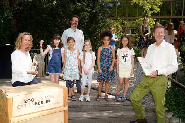 Steffi Lemke und Andreas Knieriem mit den Preisträgern bei der Verleihung des Artenschutzpreises 2022 im Zoo Berlin. Berlin, 05.07.2022