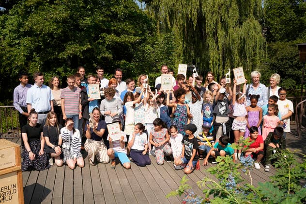 Steffi Lemke und Andreas Knieriem mit den Preisträgern bei der Verleihung des Artenschutzpreises 2022 im Zoo Berlin. Berlin, 05.07.2022