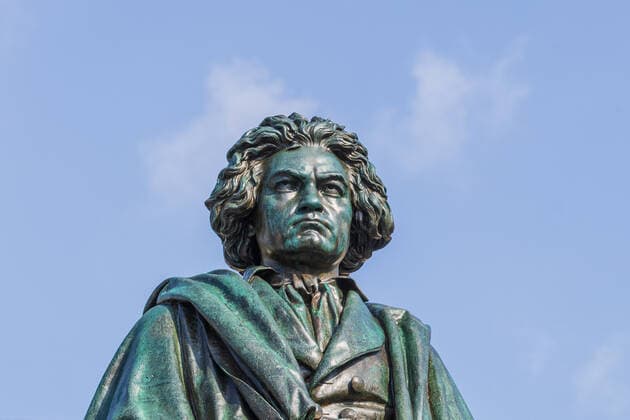 Das Beethoven Denkmal kehrt an seinen angestammten Platz auf den Münsterplatz in Bonn zurück. Nach sieben Monaten Restauration in einer Werkstatt in Bornheim, wurde das Monument wieder auf seinen Sockel gehoben. 05.07.2022 Bonn Münsterplatz NRW Deutschland *** The Beethoven monument returns to its original place on the Münsterplatz in Bonn After seven months of restoration in a workshop in Bornheim, the monument was lifted back onto its pedestal 05 07 2022 Bonn Münsterplatz NRW Germany