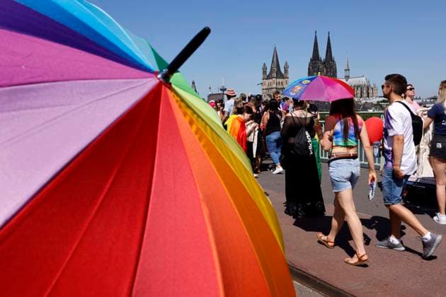 Teilnehmer beim Christopher Street Day 2022 in Köln. Im Rahmen des CSD wird in Köln ein dreitägiges Straßenfest unter dem Motto Für Menschenrechte. Viele. Gemeinsam. Stark gefeiert. Die CSD-Parade bildet den Höhepunkt der Festivitäten und wird von zahlreichen Gruppen gesäumt. Köln, 03.07.2022 NRW Deutschland *** Participants at Christopher Street Day 2022 in Cologne As part of the CSD, a three-day street festival is celebrated in Cologne under the motto For Human Rights Many Together Strong The CSD parade is the highlight of the festivities and is lined by numerous groups Cologne, 03 07 2022 NRW Germany Copyright: xChristophxHardtx