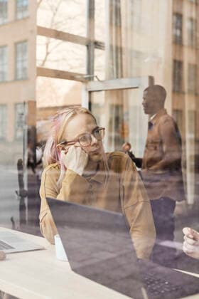 IMAGO Creative: Dichotomien, Reflexionen Young non-binary entrepreneur sitting in tech start-up office seen through glass window Sweden, Stockholm, model released, property released Copyright: xMaskotx , MA94192 MA94192