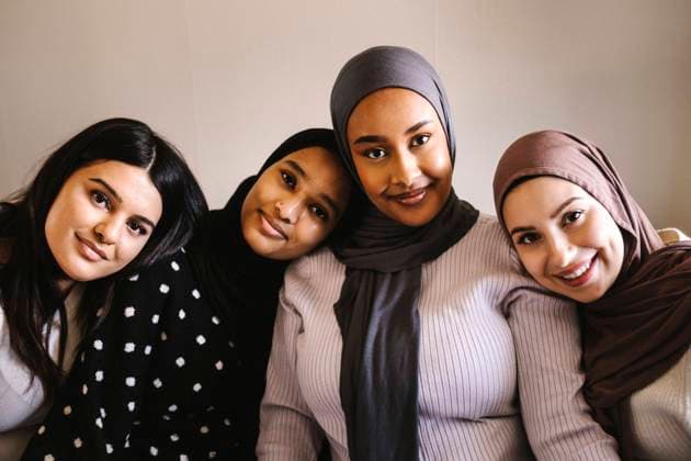 Smiling young women against beige background Sweden, Gothenburg, model released, property released Copyright: xMaskotx , MA93340 MA93340
