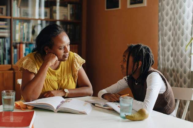 IMAGO Creative: Nächste Generation, Sozial- und klimabewusst Mother and daughter talking to each other while studying at home Sweden, Stockholm, model released, property released Copyright: xMaskotx , MA93656 MA93656