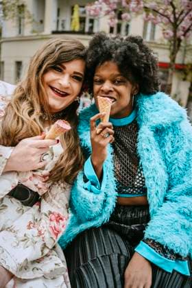 IMAGO Creative: Nächste Generation, Sozial- und klimabewusst Portrait of woman and non-binary friend eating ice cream Germany, Berlin, model released, property released Copyright: xMaskotx , MA94401 MA94401