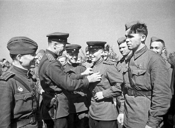 The Great Patriotic War 851335 25.08.1943 The Great Patriotic War of 1941-1945. Kursk salient. 1943. Soldiers of air defense squadron receiving state awards. Fedor Sputnik Russia  Copyright: xFedorx