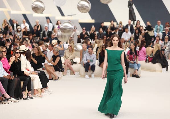 Bilder des Jahres 2022, Entertainment 07 Juli Entertainment Themen der Woche KW27 Entertainment Bilder des Tages (220705) -- PARIS, July 5, 2022 -- A model presents a creation from the Fall Winter 2022-2023 Haute Couture collection of Chanel during the Paris Fashion Week in Paris, France, July 5, 2022. ) FRANCE-PARIS-FASHION WEEK-CHANEL-HAUTE COUTURE GaoxJing 