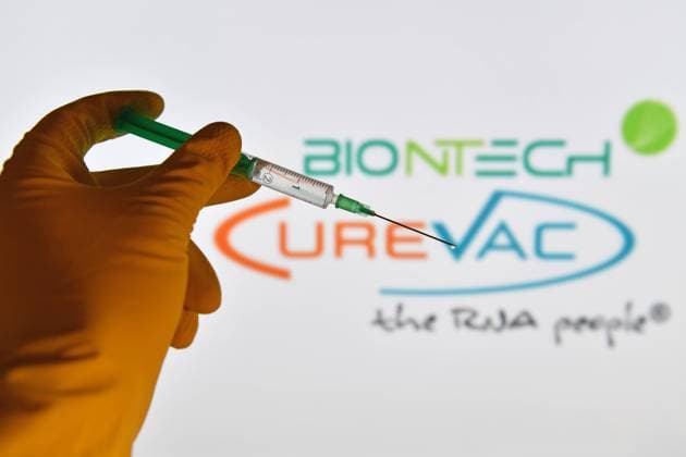 ARCHIVFOTO: Curevac verklagt Biontech. Themenbild,Symbolfoto:Corona Impfstoff. Eine Hand in Gummihandschuhe gehuellt haelt eine Einwegspritze mit Impfstoff zur Injektion mit einer Kanuele. CUREVAC und BIONTECH sind die fuehrenden deutschen Biotechnologie Unternehmen bei der Entwicklung eines Impfstoffes gegen den Coronavirus. *** ARCHIVE PHOTO Curevac sues Biontech Theme image,symbol photo Corona vaccine A hand wrapped in rubber gloves holds a disposable syringe containing vaccine for injection with a needle CUREVAC and BIONTECH are the leading German biotechnology companies in the development of a vaccine against coronavirus