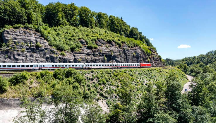 News Themen der Woche KW27 News Bilder des Tages Bahnstrecke Stuttgart - Ulm mit InterCity IC. Geislinger Steige bei Amstetten auf der Schwäbischen Alb. 05.07.2022: Deutschland, Baden-Württemberg, Amstetten. *** Railroad line Stuttgart Ulm with InterCity IC Geislinger Steige near Amstetten on the Swabian Alb 05 07 2022 Germany, Baden Württemberg, Amstetten