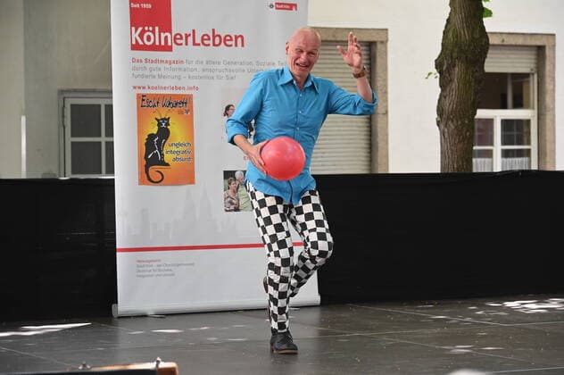Entertainment Themen der Woche KW27 Entertainment Bilder des Tages Escht Kabarett im Rahmen des Kölner Sommer Der Kabarettist und Kleinkünstler Klaus Renzel posieren beim Programm Escht Kabarett im Rhamen des Kölner Sommer 2022 *** The cabaret artist and cabaret artist Klaus Renzel pose at the program Escht Kabarett in the name of the Cologne summer 2022