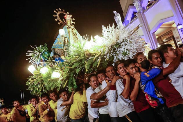 News Themen der Woche KW27 News Bilder des Tages July 5, 2022, Antipolo, Rizal, Philippines: Devotees carry the carriage of Blessed Virgin Mary during the solemn procession led by Antipolo Cathedral. The Antipolo Cathedral is a Roman Catholic cathedral that enshrines the Marian image of Our Lady of Peace and Good Voyage. On June 18, the Vatican recognized the Antipolo Cathedral as the 11th international shrine, making it Philippines first international shrine and first in Asia. The wooden Marian image of Our Lady of Peace and Good Voyage is one of the oldest image in the Philippines. It has been in the country for 397 years since it arrived in 1626 from Acapulco, Mexico. Antipolo Philippines - ZUMAs197 20220705_zab_s197_010 Copyright: xRyanxEduardxBenaidx