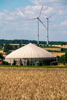 Windpark beim Ort Borchen, Ostwestfalen-Lippe, Bauernhof mit Biogasanlage, NRW, Deutschland, Windpark Biogas *** Wind farm near village Borchen, East Westphalia Lippe, farm with biogas plant, NRW, Germany, wind farm biogas