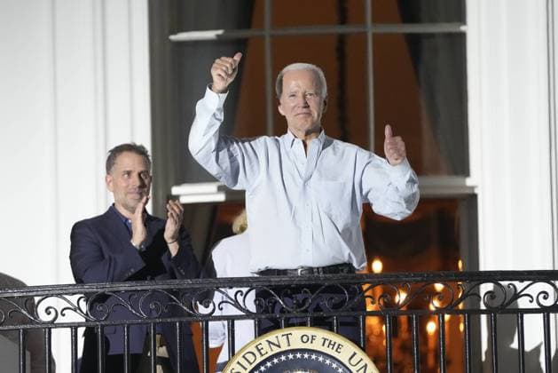 July 4, 2022, Washington, District of Columbia, USA: United States President JOE BIDEN gestures as he and HUNTER BIDEN watch fireworks from the Truman Balcony of the White House in Washington, DC at a celebration for military families on Monday. Earlier the President made remarks on patriotism and on the mass shootings in Highland Park, Illinois Washington USA - ZUMAs152 20220704_zaa_s152_060 Copyright: xChrisxKleponisx-xPoolxviaxCNPx
