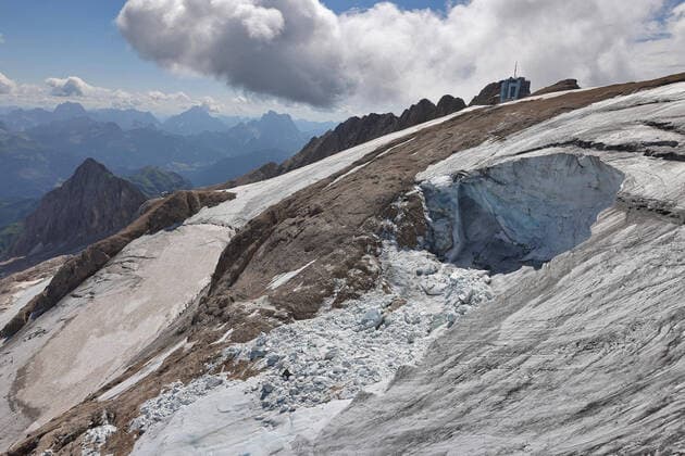 News Themen der Woche KW27 News Bilder des Tages July 5, 2022, Canazei, Italy: An aerial view taken from a helicopter of the missing part of a glacier that collapsed triggering an avalanche on the Marmolada Mountain. At least seven people were killed and dozens were still missing on July 4, a day after the avalanche hit the multi-peak mountain of the Italian Dolomites. Canazei Italy  - ZUMAa110 20220705_zaf_a110_007 Copyright: xAndreaxSolerox
