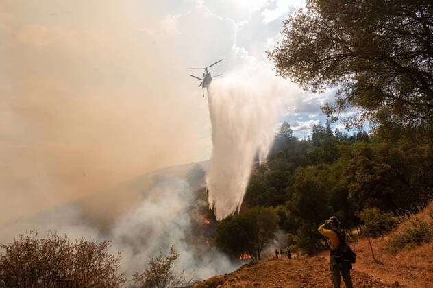 Bilder des Jahres 2022, News 07 Juli News Themen der Woche KW27 News Bilder des Tages July 5, 2022, Pine Grove, CA, USA: Helicoptors drop water on the Electra fire in Pine Grove, Tuesday, July 5, 2022. The fire had burned over 3,000 acres and there are mandatory evacuations in Amador and Calaveras counties. Pine Grove USA - ZUMAj89_ 20220705_zaf_j89_002 Copyright: xPaulxKitagakixJr.x