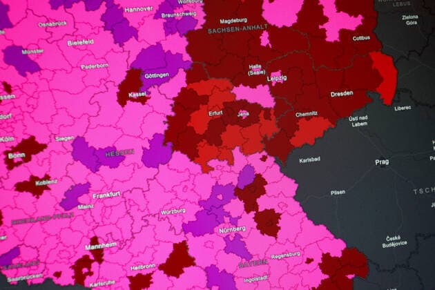 Dashboard des RKI, die 7-Tage-Inzidenz liegt nun bei 678,8 7-Tage-Inzidenz, Dashboard des RKI auf einem Monitor am 06.07.2022 in Siegen Deutschland.