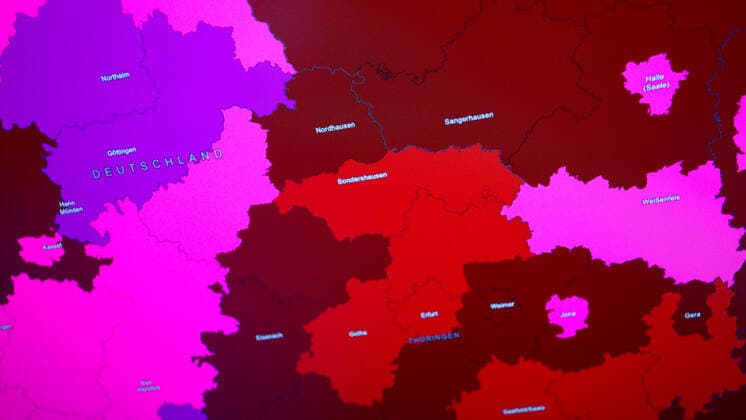Dashboard des RKI, die 7-Tage-Inzidenz liegt nun bei 678,8 7-Tage-Inzidenz, Dashboard des RKI auf einem Monitor am 06.07.2022 in Siegen Deutschland.